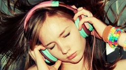 <b>3. </b>Does wearing headphones really increase bacteria in the ear?