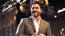 <b>2. </b>Melhem Zein Continues Concert after Horrible Car Accident