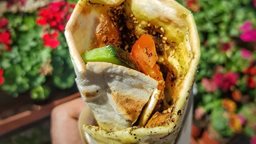 <b>4. </b>How Lebanese People Eat Zaatar Manoushe 