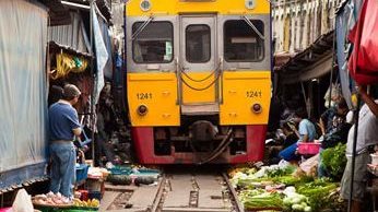 Video ... Train breaking through a Thai market