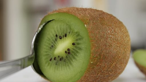 3 Easy Steps to Peel a Kiwi