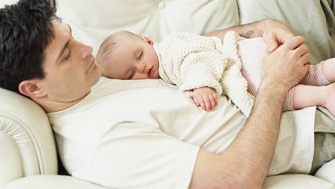 To let your baby sleep ... Pretend to asleep yourself!